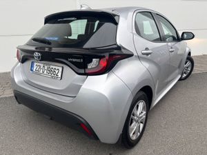 2022 TOYOTA YARIS HYBRID LUNA A/T - Image 3