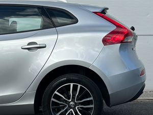 Volvo V40 D2 Momentum *LowKmS - Image 4