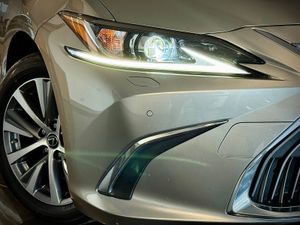 Lexus ES 300h - Video Tour - Full History - Image 3