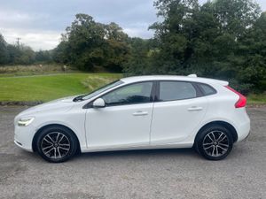 Volvo V40 2018, white , black leather - Image 2