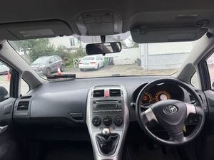 Toyota Auris 2008 - Image 2