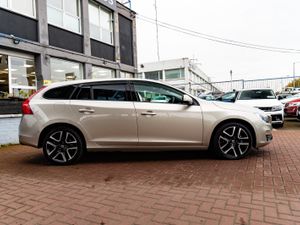 2.0D4 SE LUXURY 5DR ESTATE AUTO// - Image 2