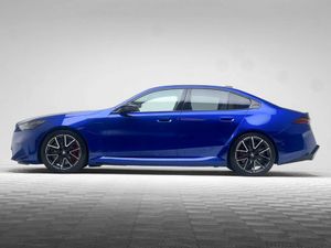BMW M5 M5 4.4 PHEV 727HP MARINA BAY - Image 4