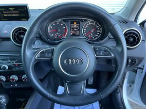 Audi A1 SPORTBACK 1.0 TFSI AUTO // FULL SERVICE HI - Image 4