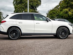 Mercedes-Benz GLC 300e AMG Urban 4Matic Night Pack - Image 4