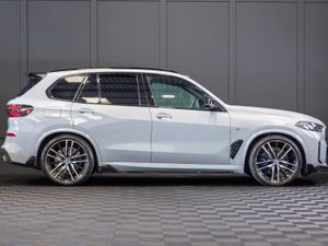2025 BMW X5 X-Drive 50e M-Sport *Pan Roof - Image 2