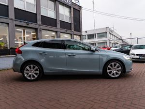 VOLVO V40 2.0D4 INSCRIPTION 5DR HATCHBACK AUTO - Image 2