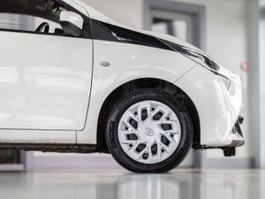 Toyota Aygo 1.0 VVT-I X-PLAY 71BHP 5DR - Image 4