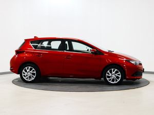 *105* 2016 Toyota Auris Luna 1.8 Hybrid - Image 2