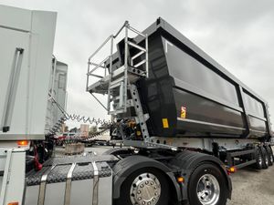 NEW SCHMITZ 10.5m STEEL SCRAP BULK TIPPING TRAILER - Image 4