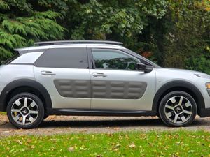 2015 Citroen C4 Cactus 1.6 HDI 100hp Feel Low Mile - Image 3