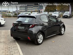 Toyota Yaris HYBRID 115 Luna - Image 2