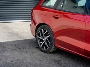Volvo V60 D4 MOMENTUM PLUS - Image 4