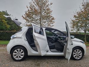 Renault Zoe , NCT 27 ,LOW KMS ,4 DOOR ,STUNNING - Image 3