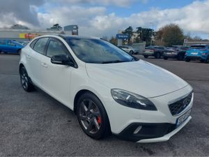 Volvo V40 1.6 D2 CROSS COUNTRY LUXURY 5 5DR 40 SER - Image 2