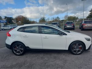 Volvo V40 1.6 D2 CROSS COUNTRY LUXURY 5 5DR 40 SER - Image 3