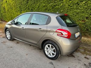 Peugeot 208 ACTIVE 1.4 Hdi 1 OWNER LOW MILEAGE - Image 3