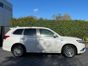 Mitsubishi Outlander 4WD 2.0 PLUG-IN HYBRID AUTO / - Image 2