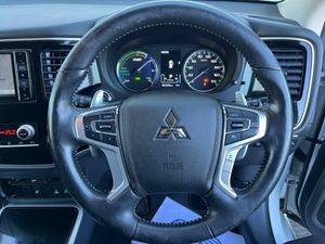 Mitsubishi Outlander 4WD 2.0 PLUG-IN HYBRID AUTO / - Image 4