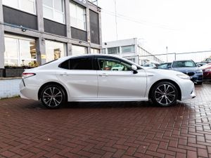 2.5 Petrol Hybrid XLE Sedan 4D - Image 2
