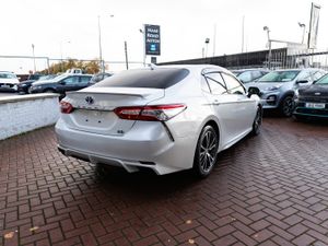 2.5 Petrol Hybrid XLE Sedan 4D - Image 3