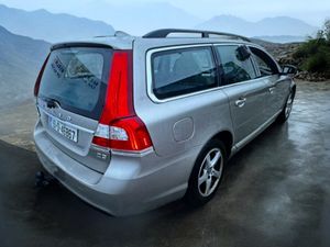 2015 Volvo V70 D4 (181hp) SE Leather Manual - Image 2