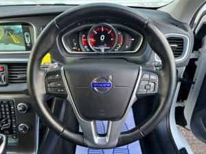 Volvo V40 D4 2.0D AUTO // LEATHER HEATED SEATS // - Image 4