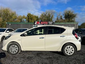 19 Toyota Aqua Hybrid - Image 4