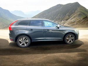 2015 Volvo XC60 D4 (181hp) FWD R-Design - Image 4