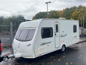 Lunar Quasar 4 Berth Fixed Bed Caravan - Image 2