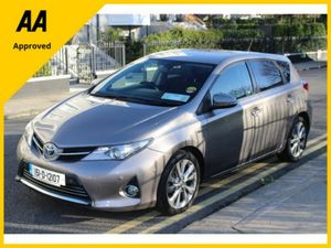 Toyota Auris Luxury Self Charging Hybrid 5DR Auto - Image 3