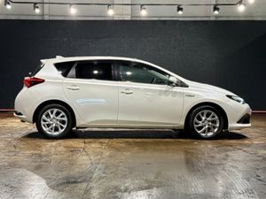 Toyota Auris 1.8 PETROL HYBRID - REVERSE CAMERA - - Image 3