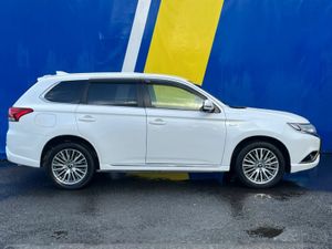 Mitsubishi Outlander 4WD 2.0 PLUG-IN HYBRID AUTO / - Image 2