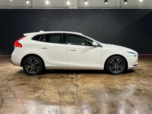 Volvo V40 T2 KENETIC - FACTORY ALLOYS - REVERSE CA - Image 3