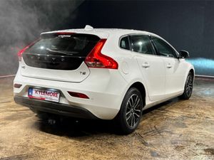 Volvo V40 T2 KENETIC - FACTORY ALLOYS - REVERSE CA - Image 4