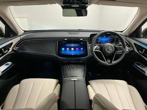 Mercedes-Benz E-Class 220d Avantgarde - Reversing - Image 4