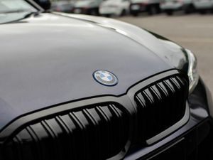 BMW 3-Series 330e M Sport - Image 4