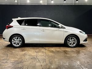 Toyota Auris 1.8L HYBRID AUTOMATIC - HALF BLACK LE - Image 3