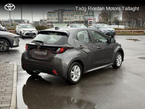 Toyota Yaris YARIS HYBRID 1.5 LUNA - Image 2