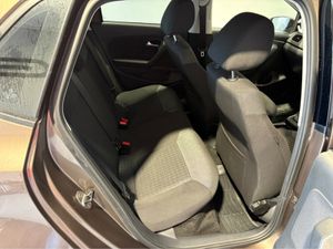 Volkswagen Polo AUTOMATIC - MINT CONDITION - REVER - Image 4