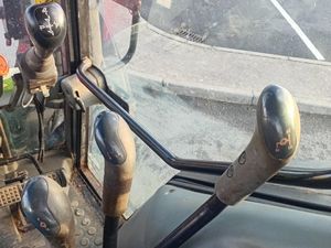 Valtra A92 c/w loader - Image 2