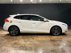 Volvo V40 T2 KENETIC - FACTORY ALLOYS - REVERSE CA - Image 3