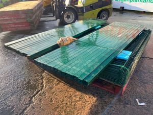 V MESH FENCING PANELS & POSTS..485. - Image 4