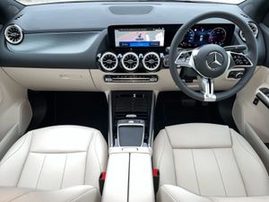 Mercedes-Benz GLA 180D Progressive Line Plus Comp - Image 4