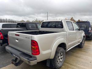 08 Hilux 3.0 d4d Manual Drive home V clean - Image 3