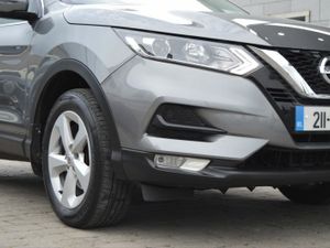 Nissan Qashqai 1.3 PET SE  . LOW MILEAGE - Image 3