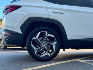 Hyundai Tucson 2WD Executive Plus HEV Auto, Black - Image 4