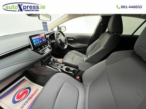 Toyota Corolla 1.8 HYBRID S Automatic, Reversing c - Image 2