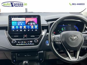 Toyota Corolla 1.8 HYBRID S Automatic, Reversing c - Image 4