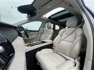 Volvo XC60 T6 PLUS DARK AWD 2.0 HYBRID // OPENING - Image 2